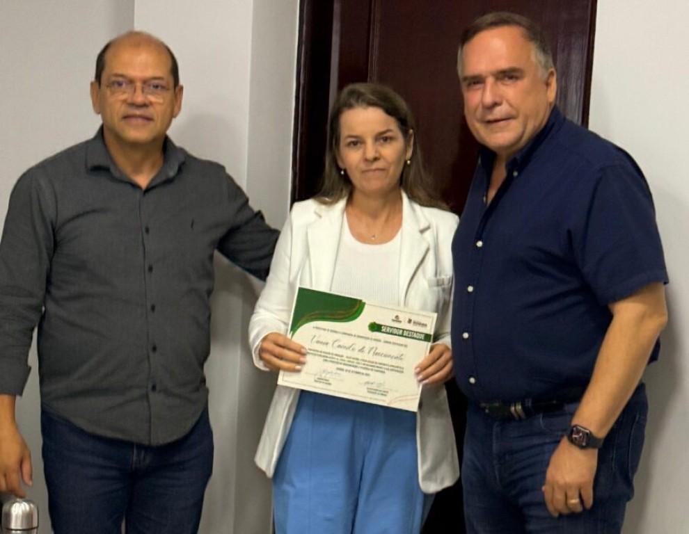 Prefeito Sandro Mabel entrega certificado à servidora da Comurg por inovação com IA