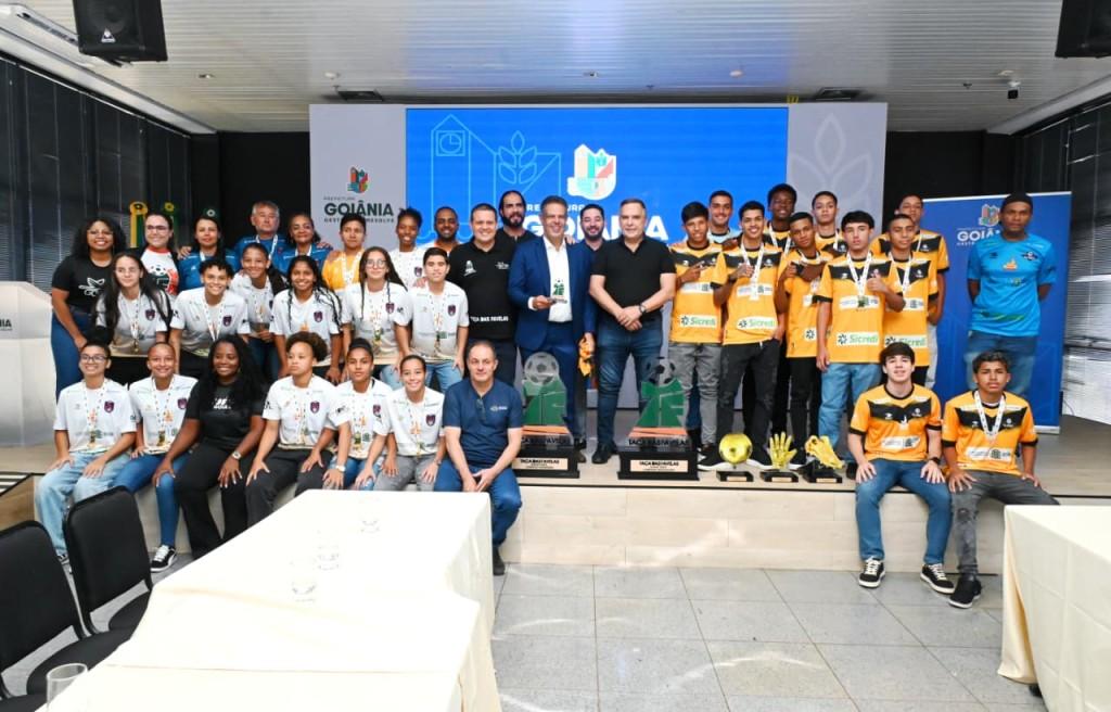 Prefeito Sandro Mabel recebe campeões da Taça das Favelas 2025 no Paço Municipal