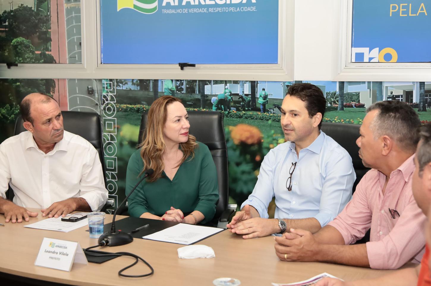 Prefeito Vilela recebe deputada Adriana Accorsi que anuncia recursos para Saúde e Segurança Pública