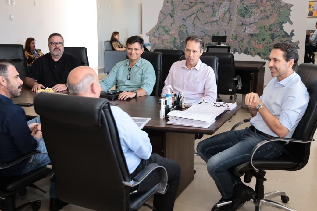 Prefeito Vilela recebe diretores do Assaí Atacadista e destaca geração de empregos e fortalecimento da economia local
