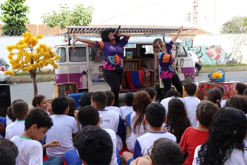 Projeto de leitura itinerante Kombiteca visita 20 unidades educacionais esta semana