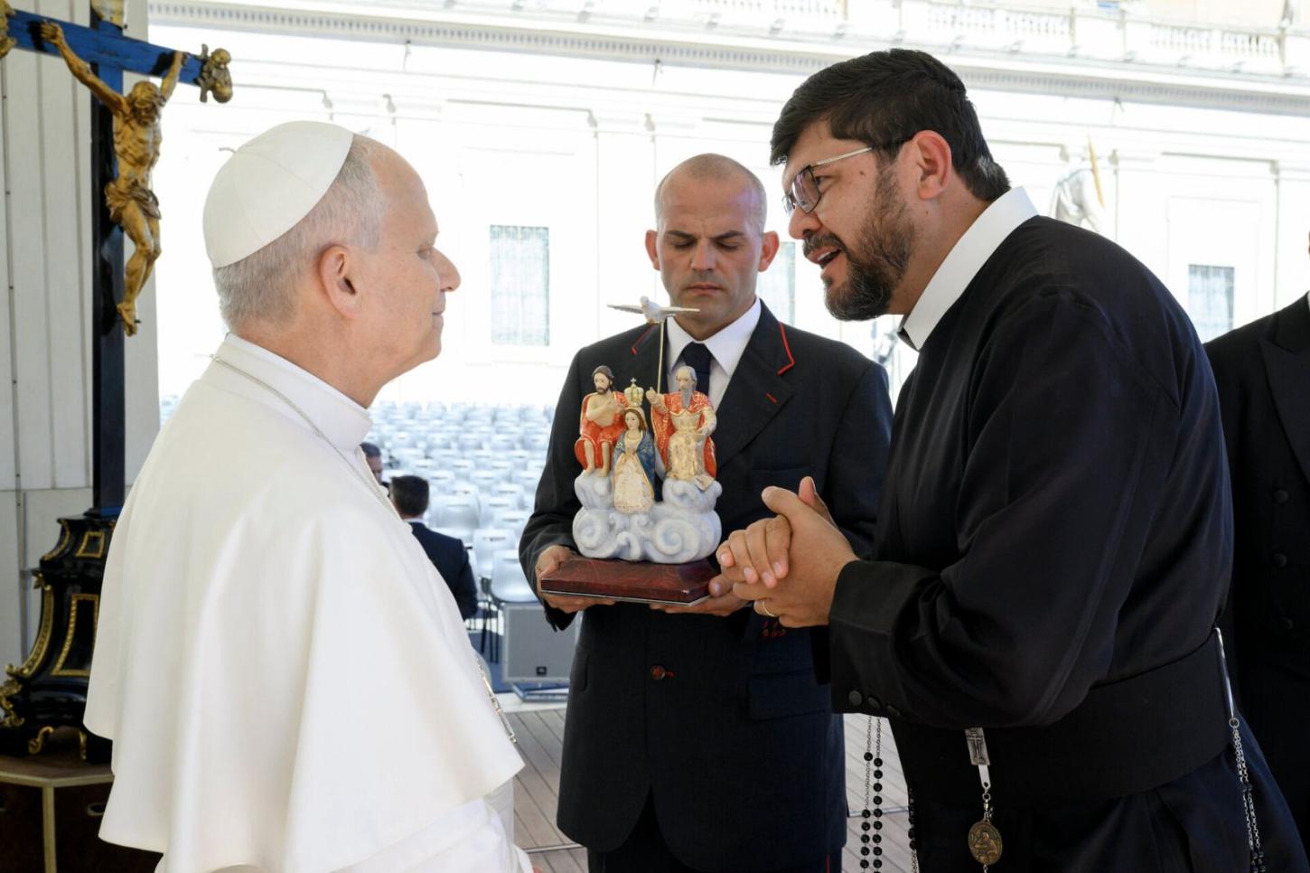 Papa Leão XIV recebe a imagem do Divino Pai Eterno