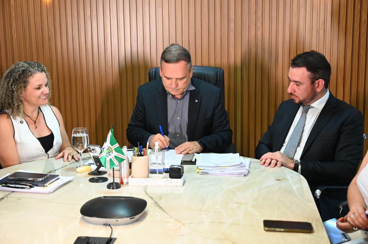 Prefeito Sandro Mabel anuncia bônus para servidores da Educação