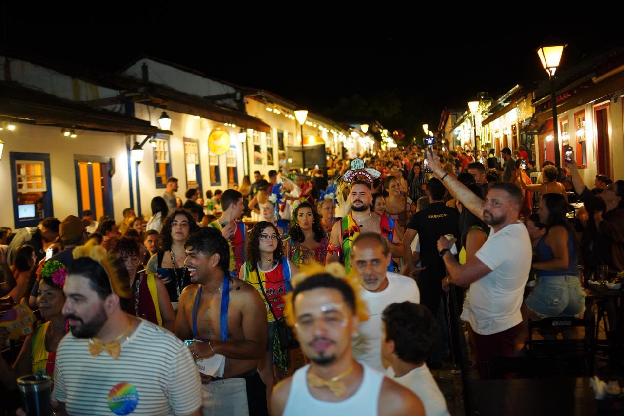 Carnaval Cultural abre programação em Pirenópolis com ruas lotadas e celebração da tradição