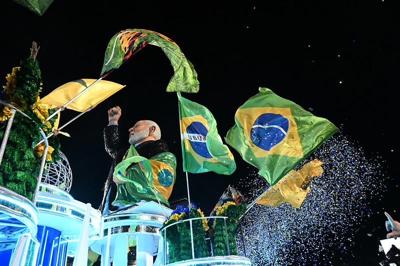 Sapucaí ferve na primeira noite do Grupo Especial 2026 com homenagens, emoção e debate político