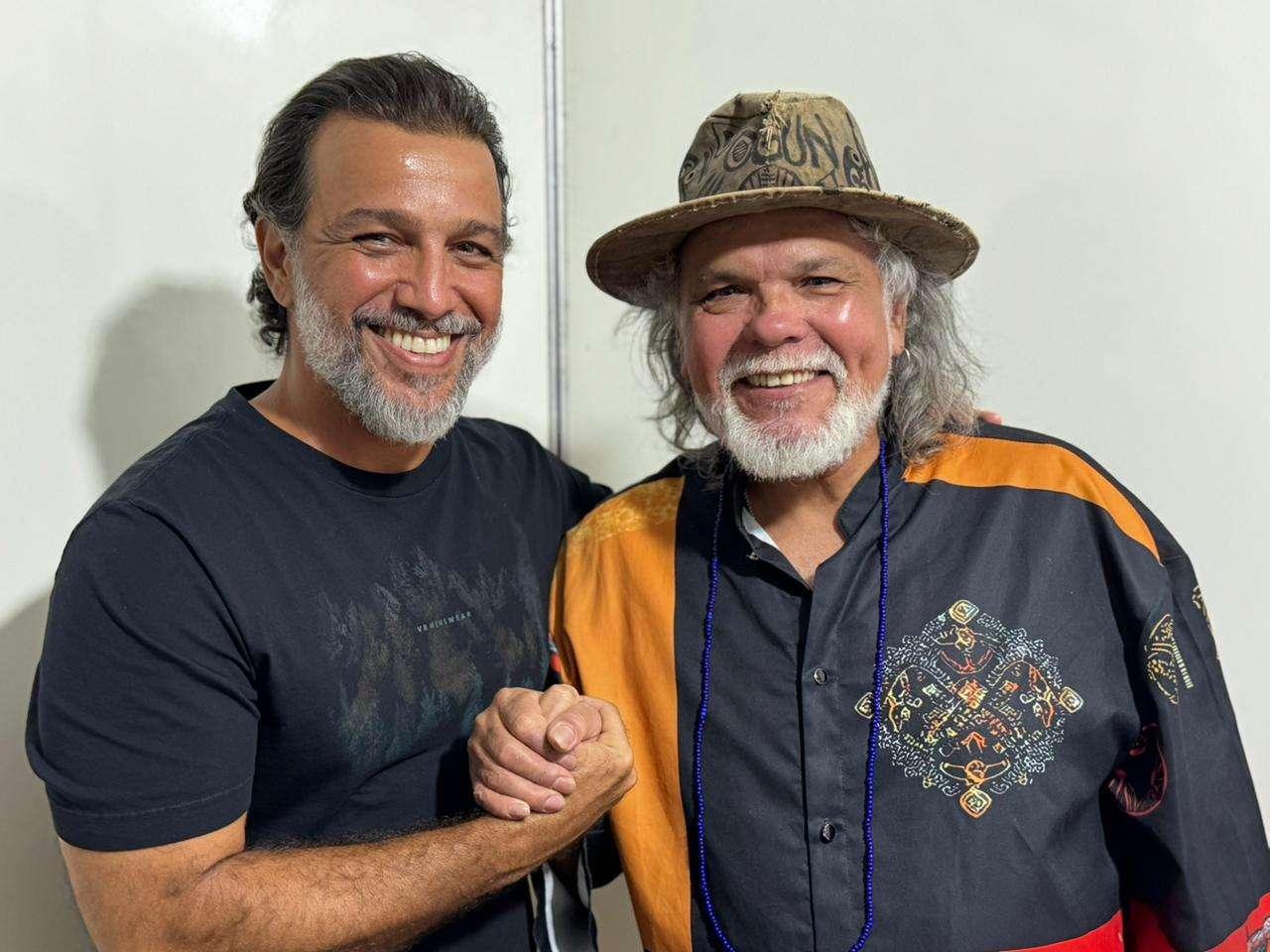 Encontro de gerações: Pádua e TomChris levam a turnê “Por Outros Cantos” ao Teatro Sesc Centro