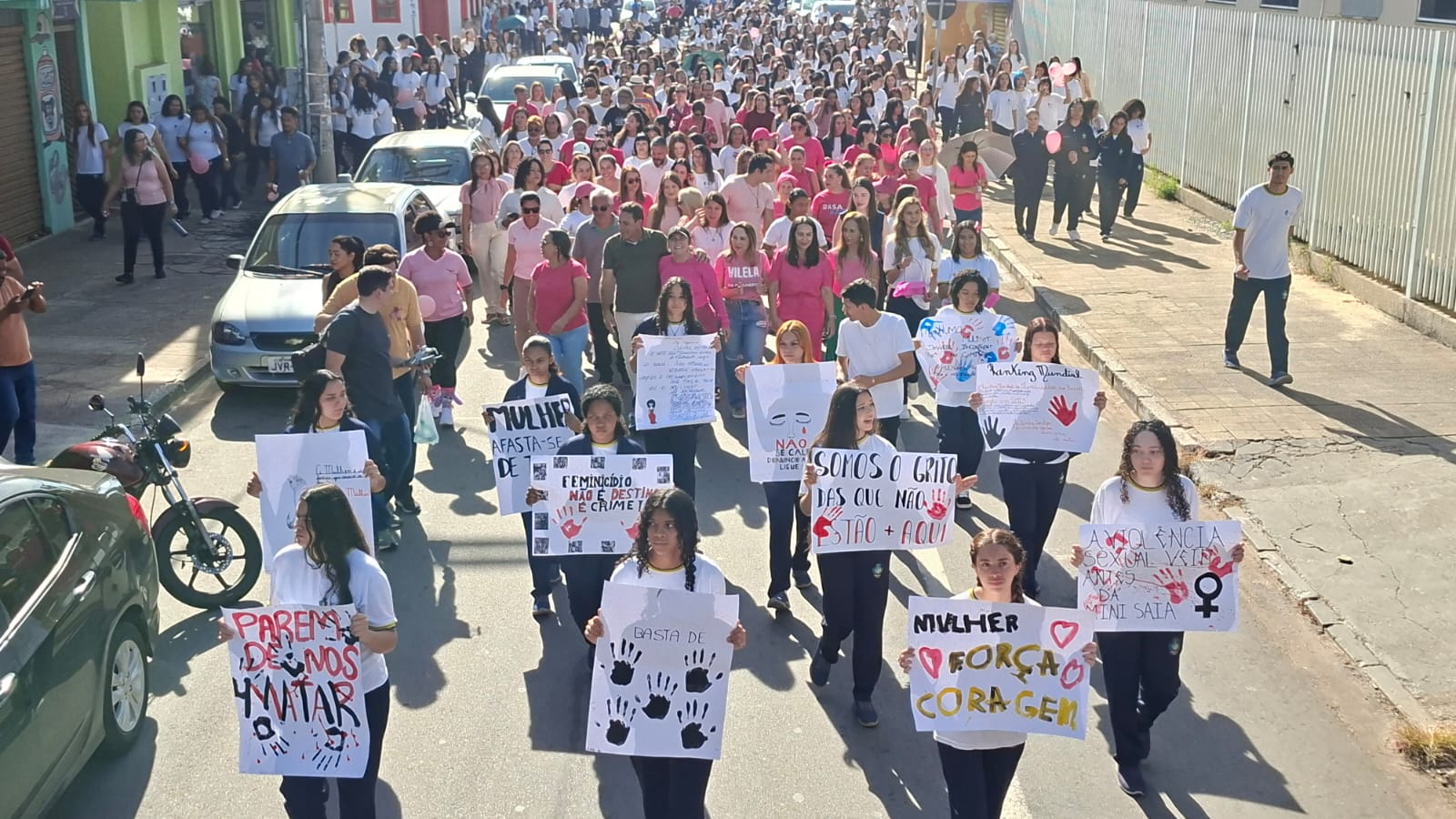 Seduc participa de caminhada e entrega espaço em homenagem a educadora vítima de feminicídio