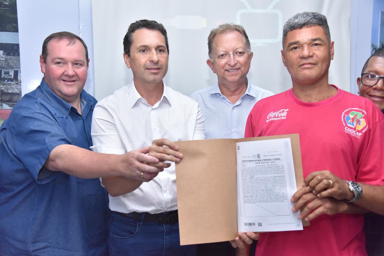 ”A escritura é dignidade, respeito ao cidadão e o reconhecimento legal do imóvel”, diz prefeito Vilela durante entrega a moradores de Aparecida