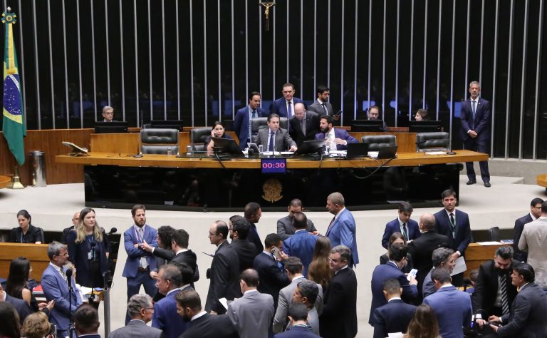 Câmara aprova projeto que reajusta multa por adulteração de combustíveis