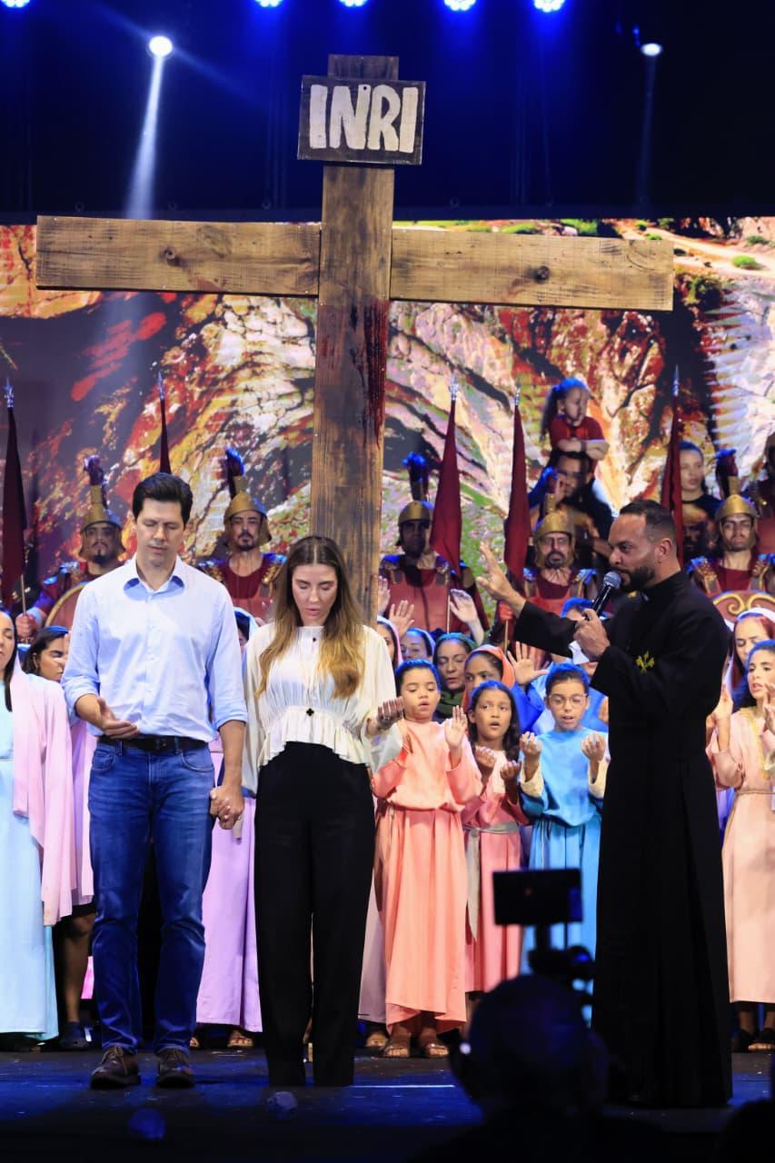 Daniel Vilela acompanha encenação da Paixão de Cristo que reúne 20 mil fiéis em Goiânia