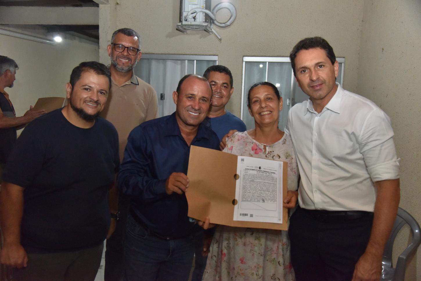 Prefeito Vilela entrega escrituras a moradores do Retiro do Bosque e consolida dignidade para famílias de Aparecida