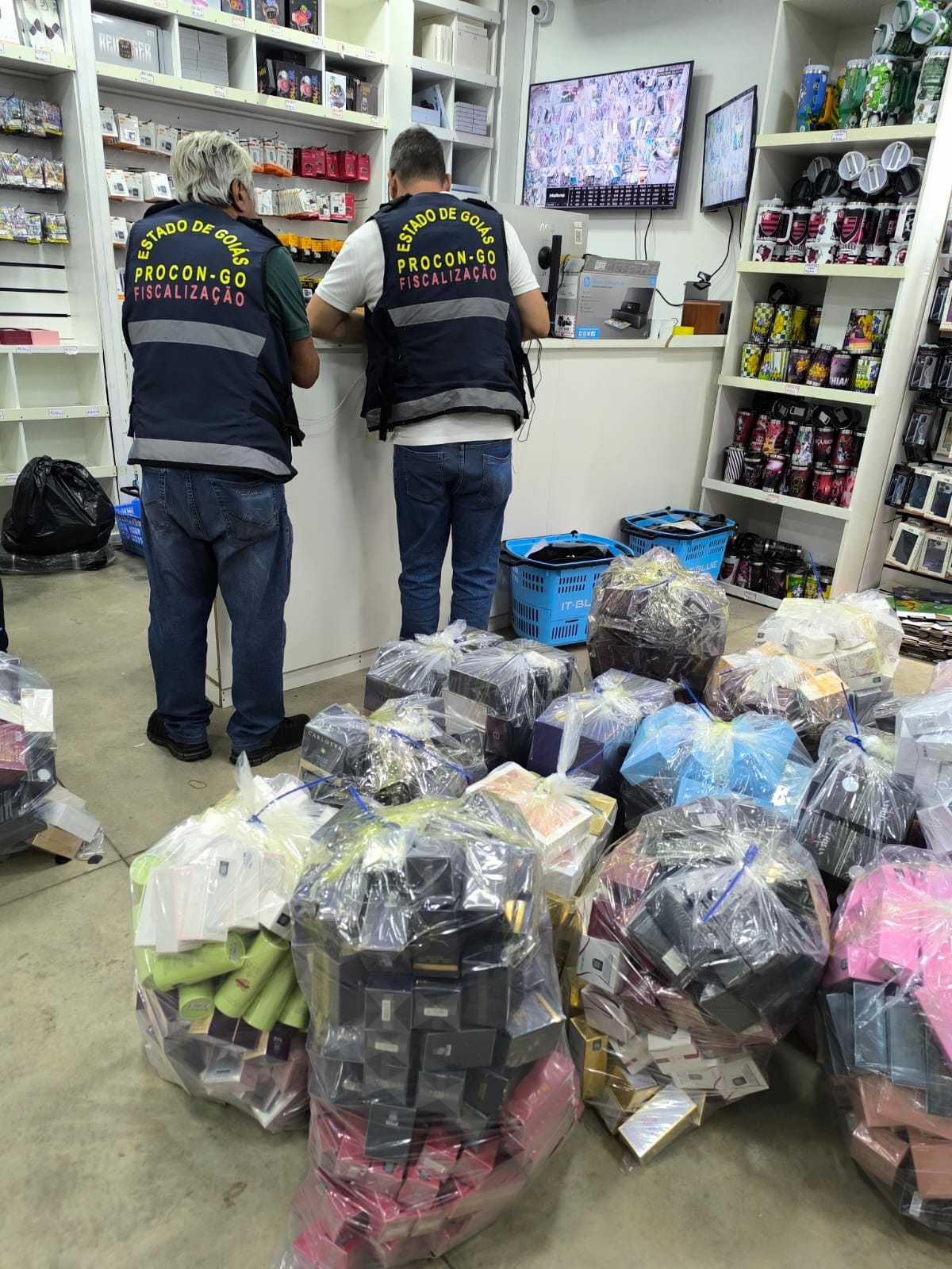 Em Goiânia, Procon retira de circulação perfumes com indícios de falsificação