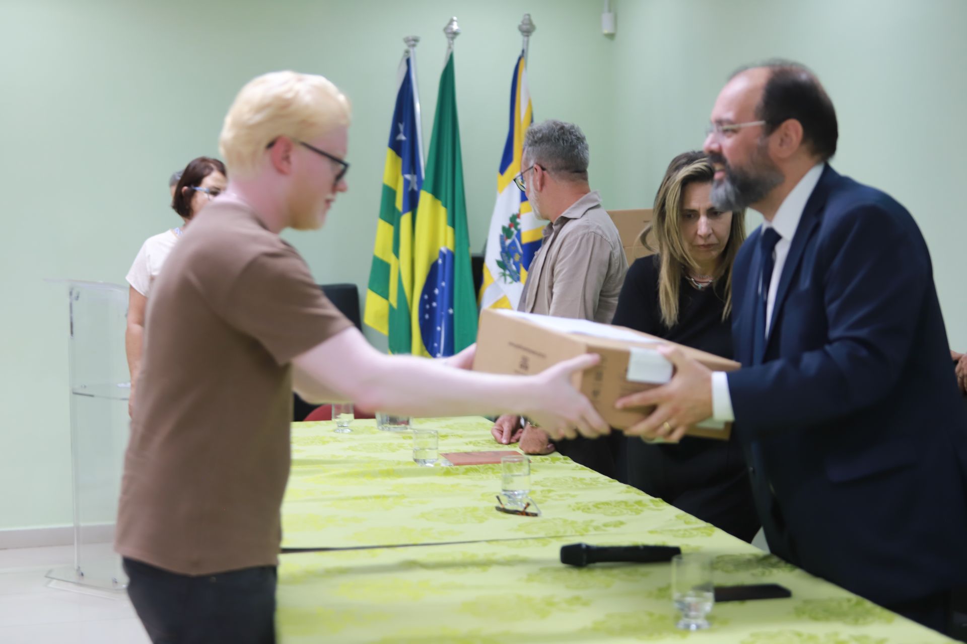 Inclusão: UEG entrega notebooks a estudantes com deficiência