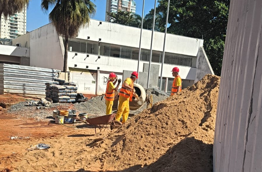 Mão de obra carcerária é usada em reformas de prédios públicos