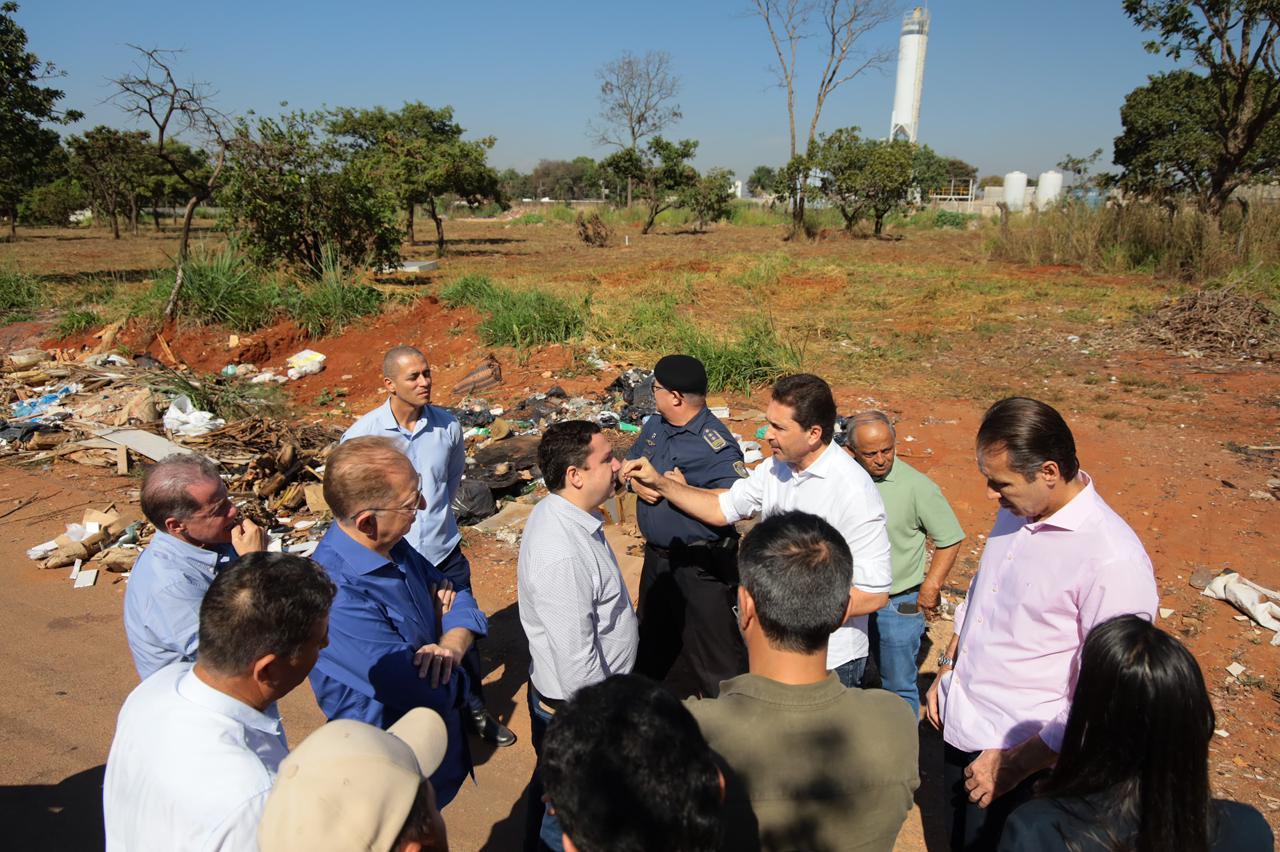 Prefeito Vilela vistoria região das concreteiras e anuncia endurecimento da fiscalização  ambiental no combate ao descarte irregular em Aparecida