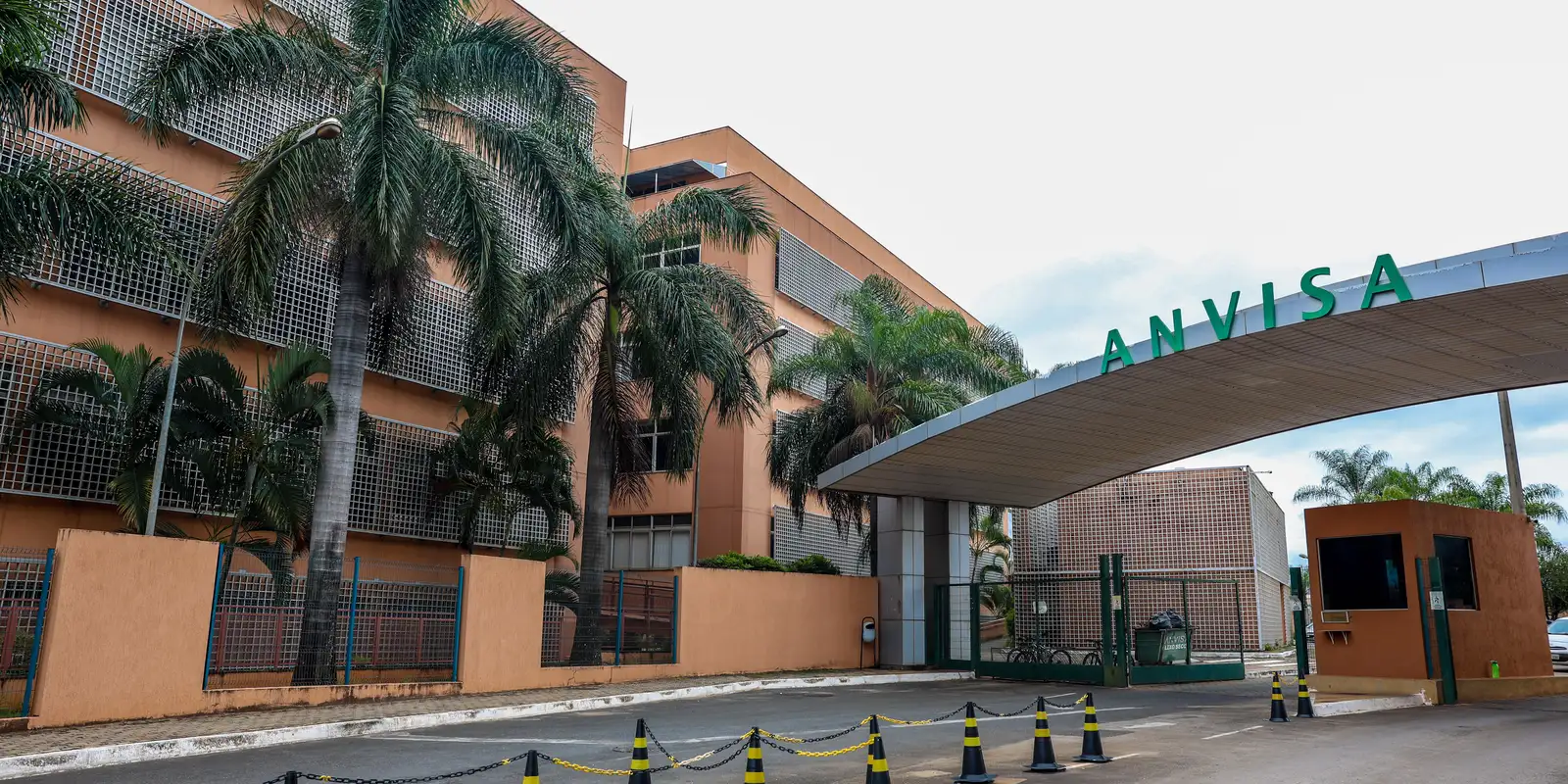 Anvisa proíbe fabricação e venda de 12 produtos de limpeza 