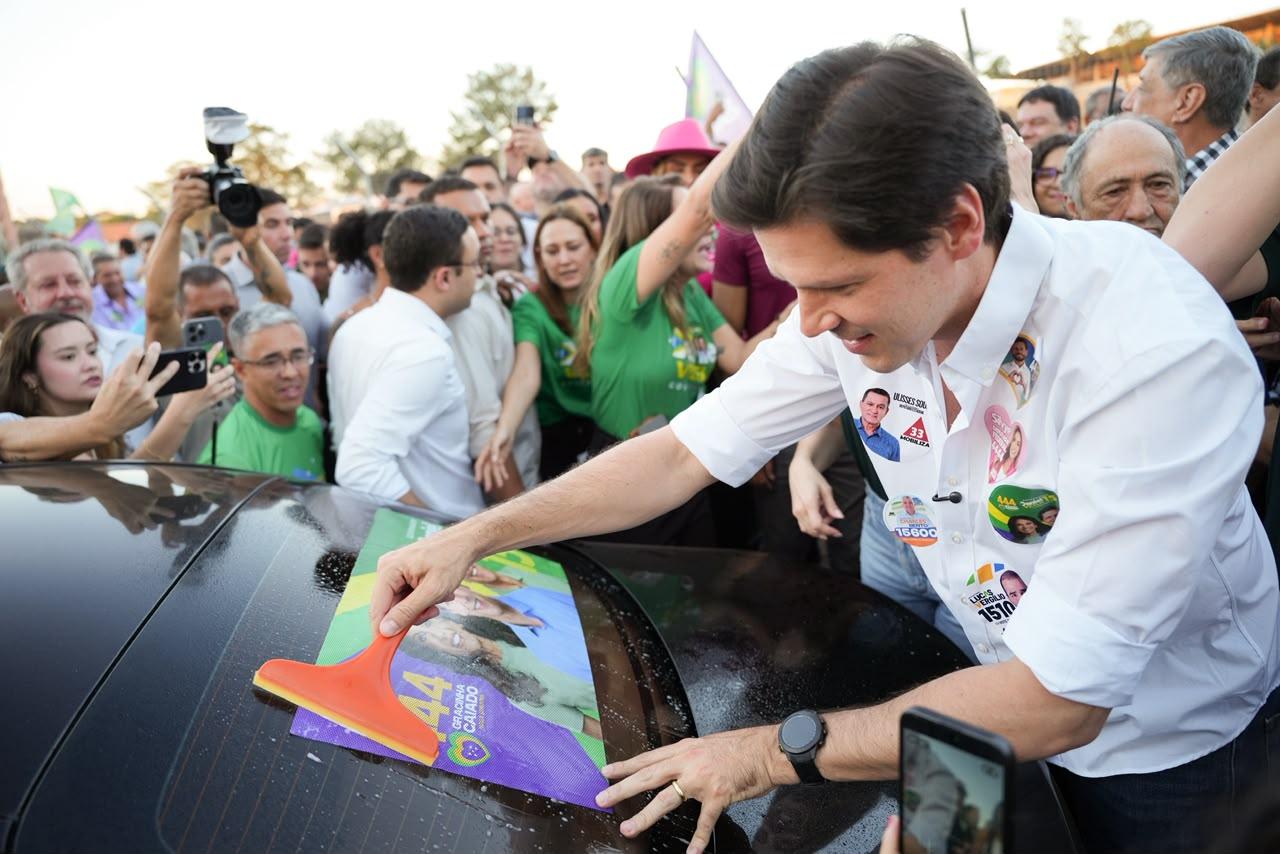 Com adesivaço no Serra Dourada, Daniel Vilela abre campanha em Goiânia