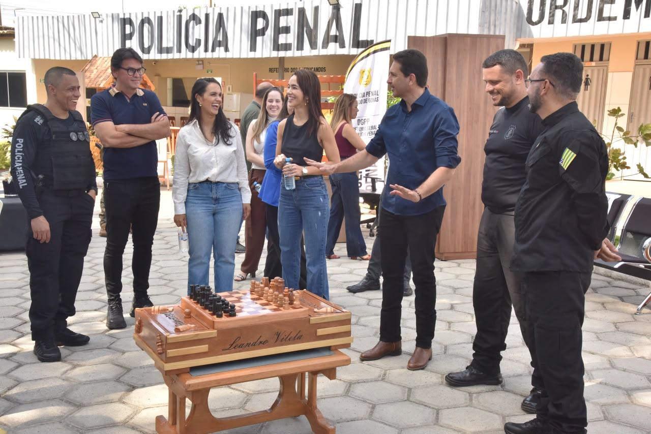 Prefeito Vilela e Lana Bezerra conhecem trabalho de reeducandos que beneficia a causa animal