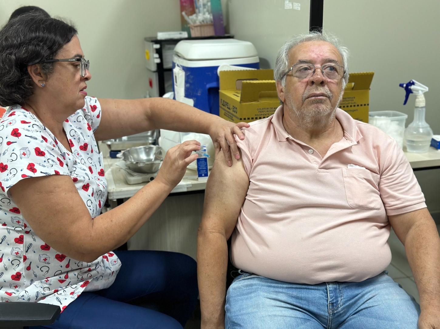 Goiânia inicia aplicação de vacina contra pneumonia e meningite em idosos com 85 anos ou mais