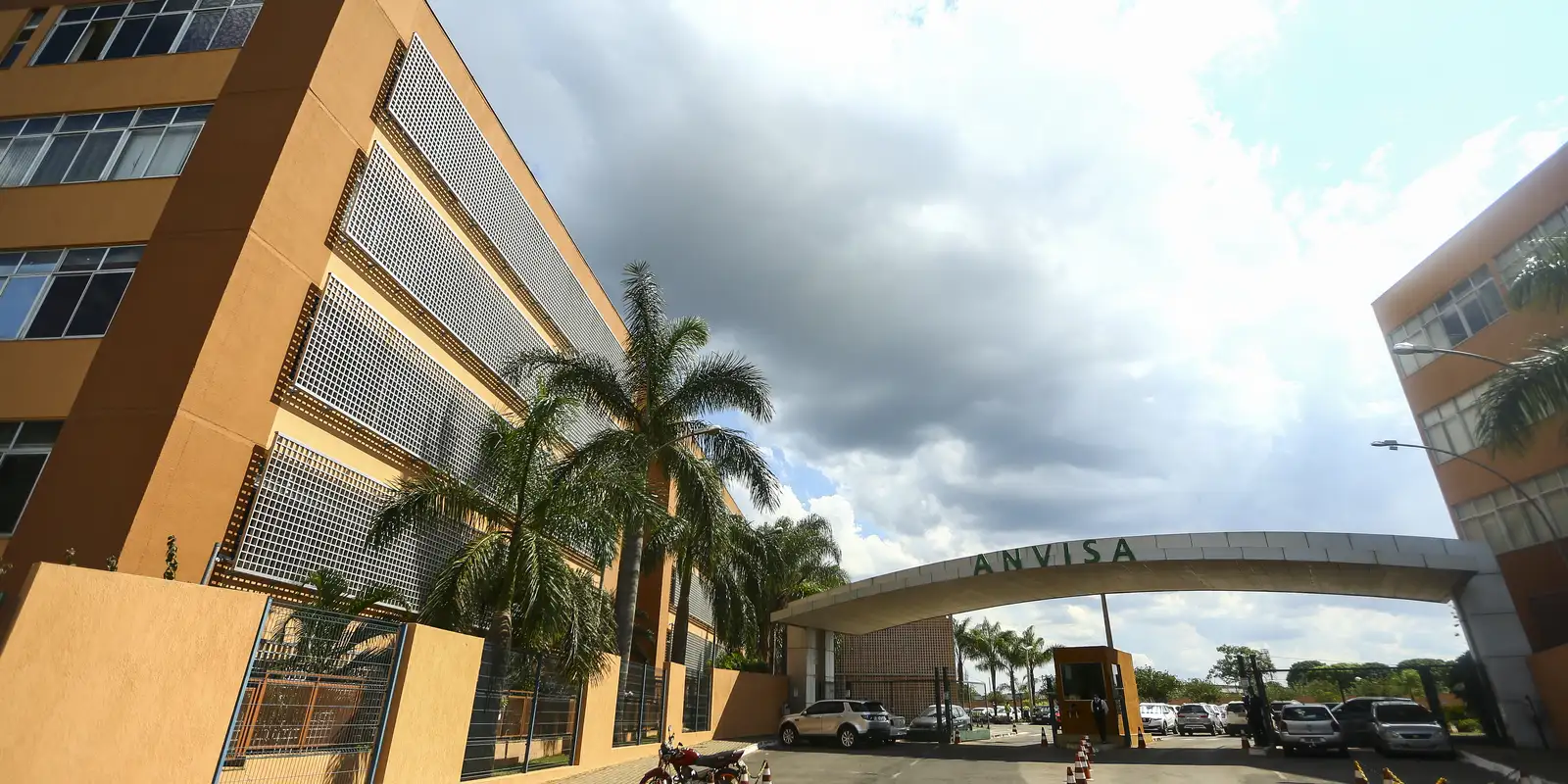 Nova fiscalização da Anvisa barra cosméticos e manda recolher gel falso