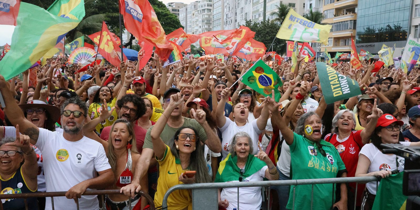 Artistas e militantes se reúnem em ato pela defesa da democracia no Rio