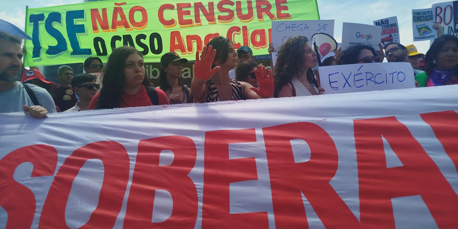 Protesto no TSE critica decisão de André Mendonça sobre caso Ana Clara