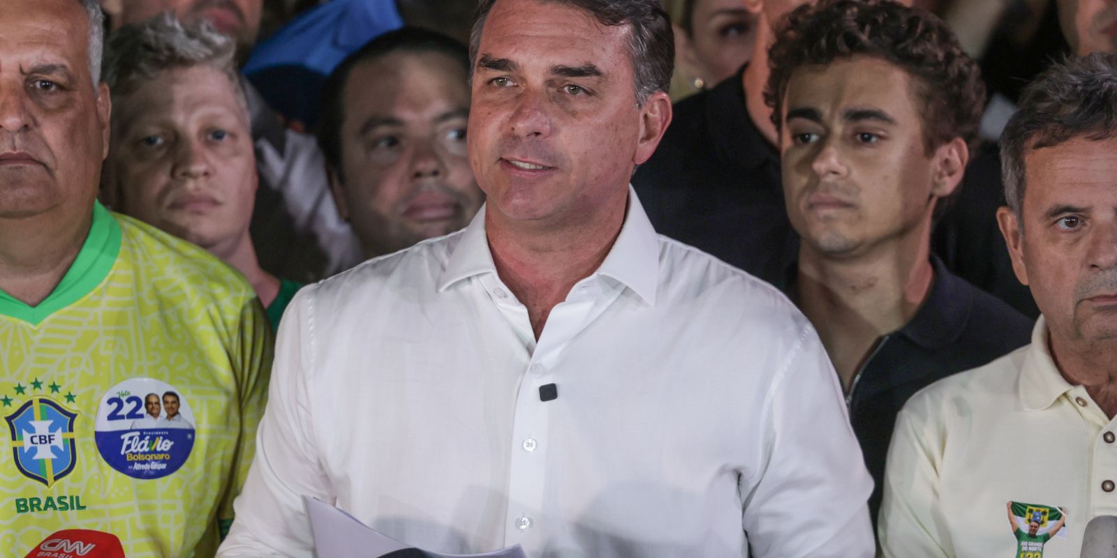 Flávio Bolsonaro divulga carta nos EUA após fugir do Brasil e alegar fraude