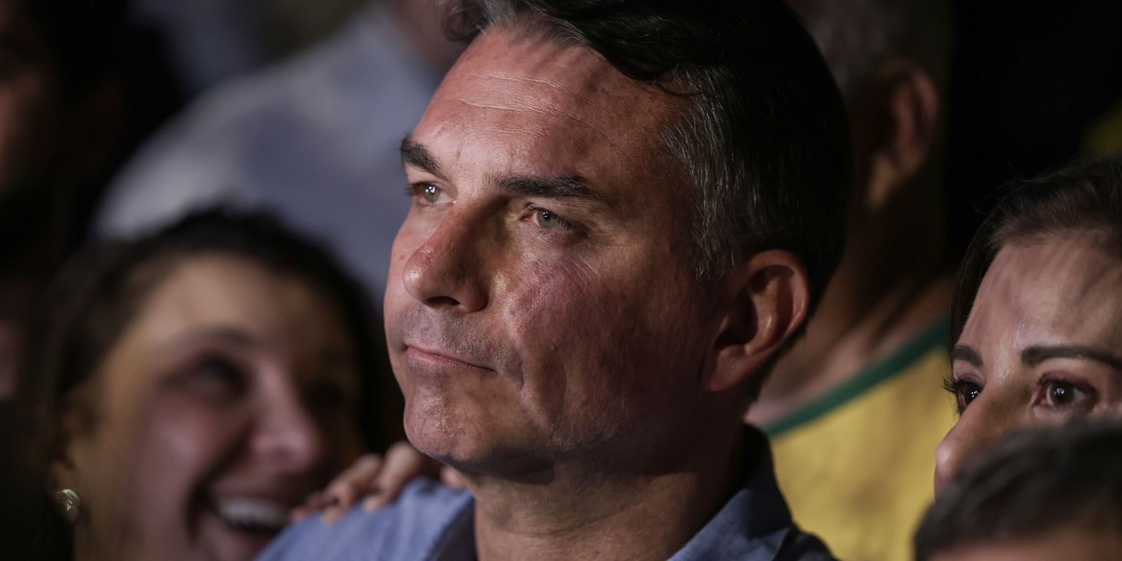 Flávio Bolsonaro evita propostas detalhadas e faz acusações durante sabatina