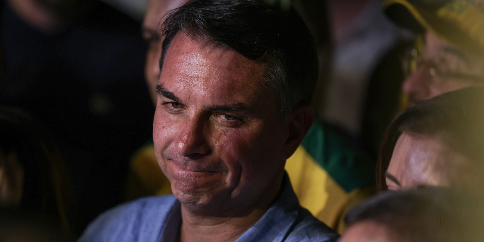 Carta golpista e fuga geram isolamento político para Flávio Bolsonaro