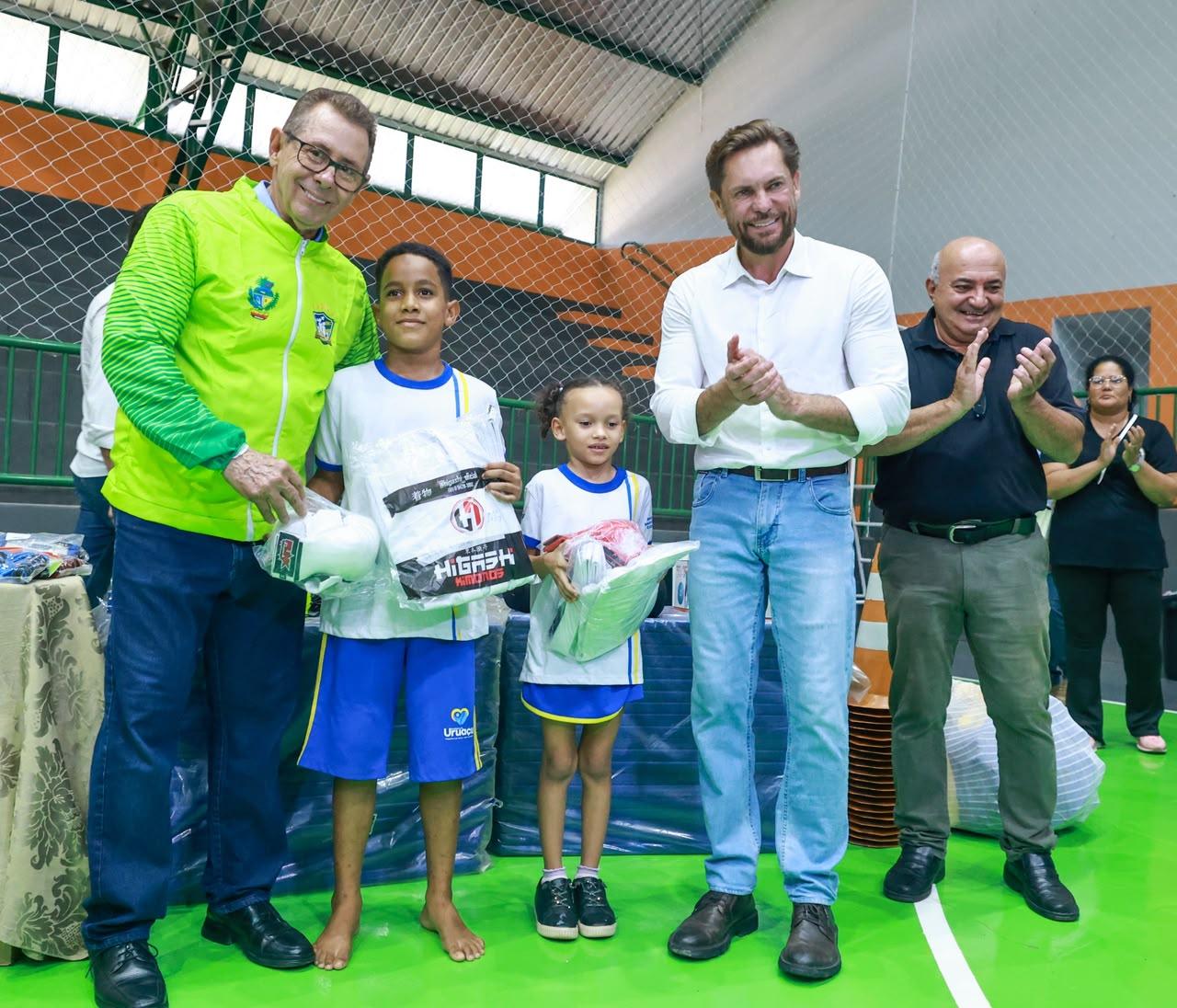 Governador em exercício Bruno Peixoto entrega ginásio poliesportivo em Uruaçu