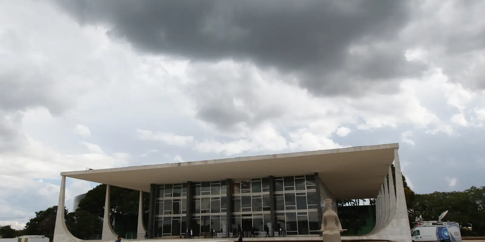 Homem é preso após tentativa de invasão ao STF em Brasília