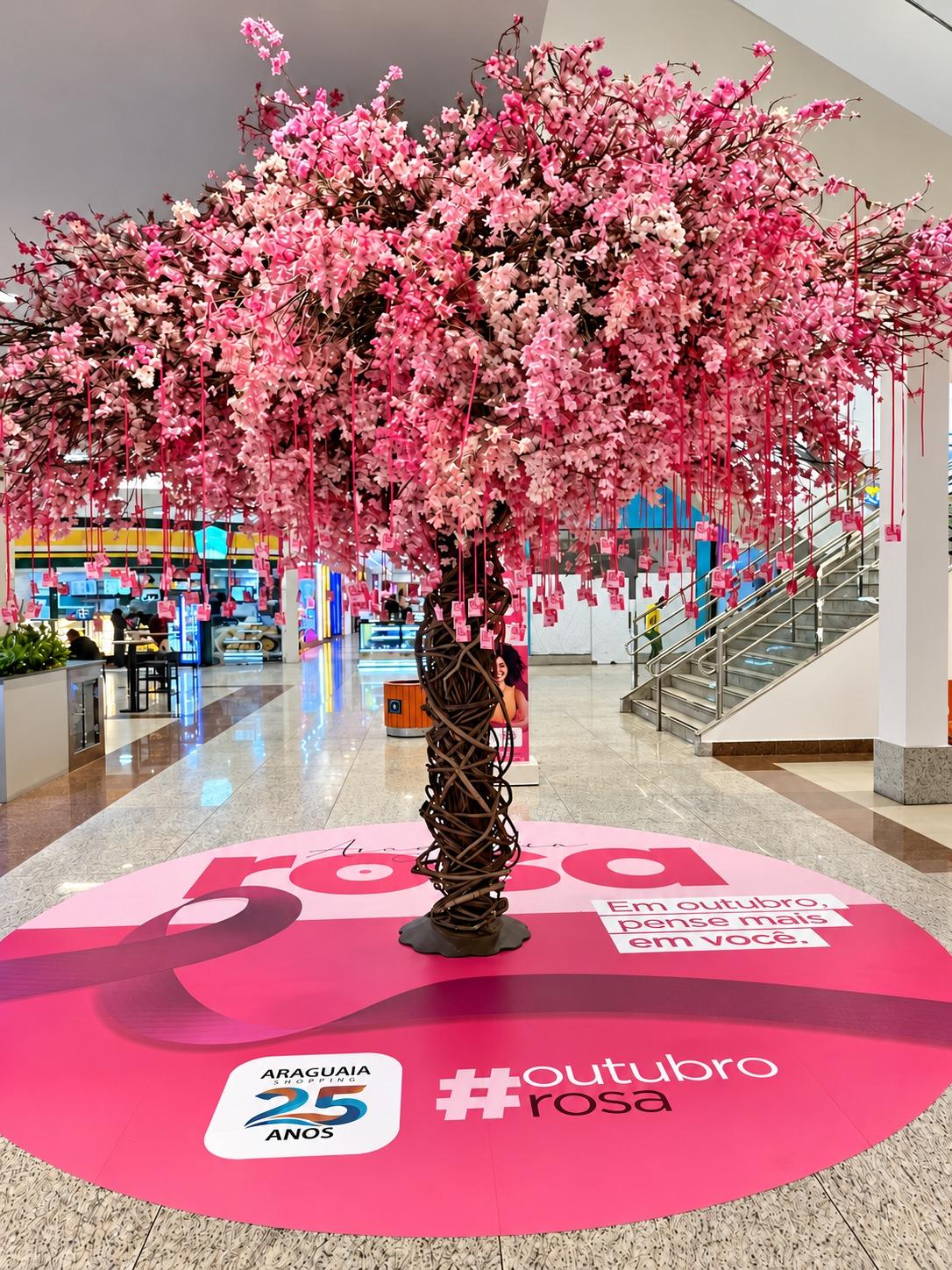 Ipê-rosa convida visitantes a colher mensagens de autocuidado no Araguaia Shopping