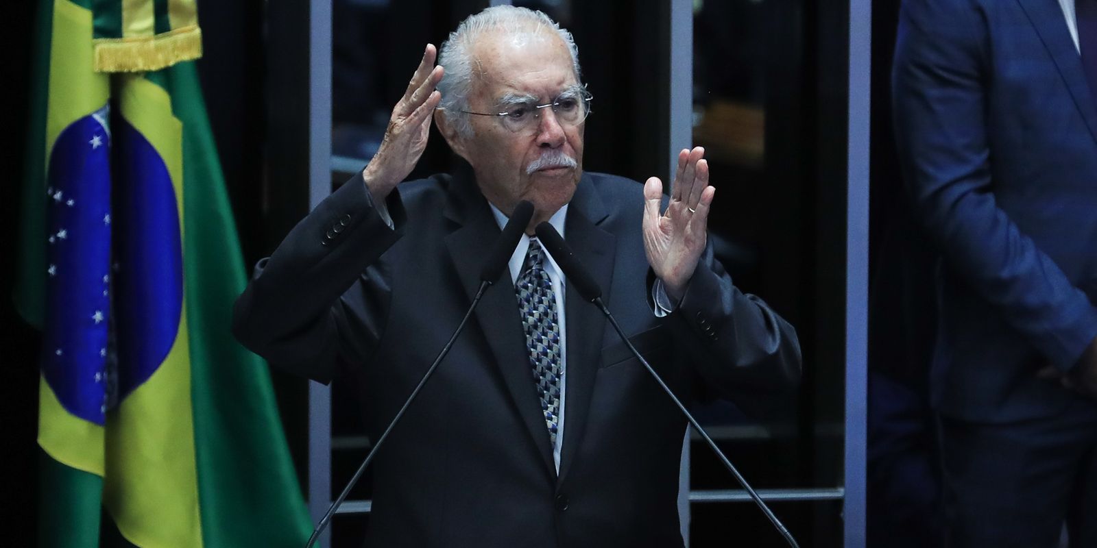 José Sarney passa por cirurgia abdominal e segue internado na UTI