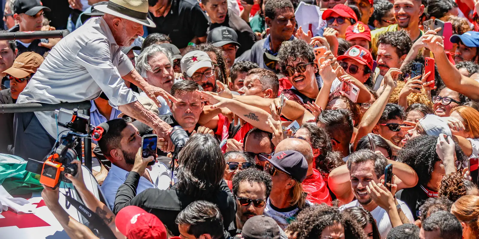 Lula anuncia que PT vai à justiça contra suspensão de canal de apoio