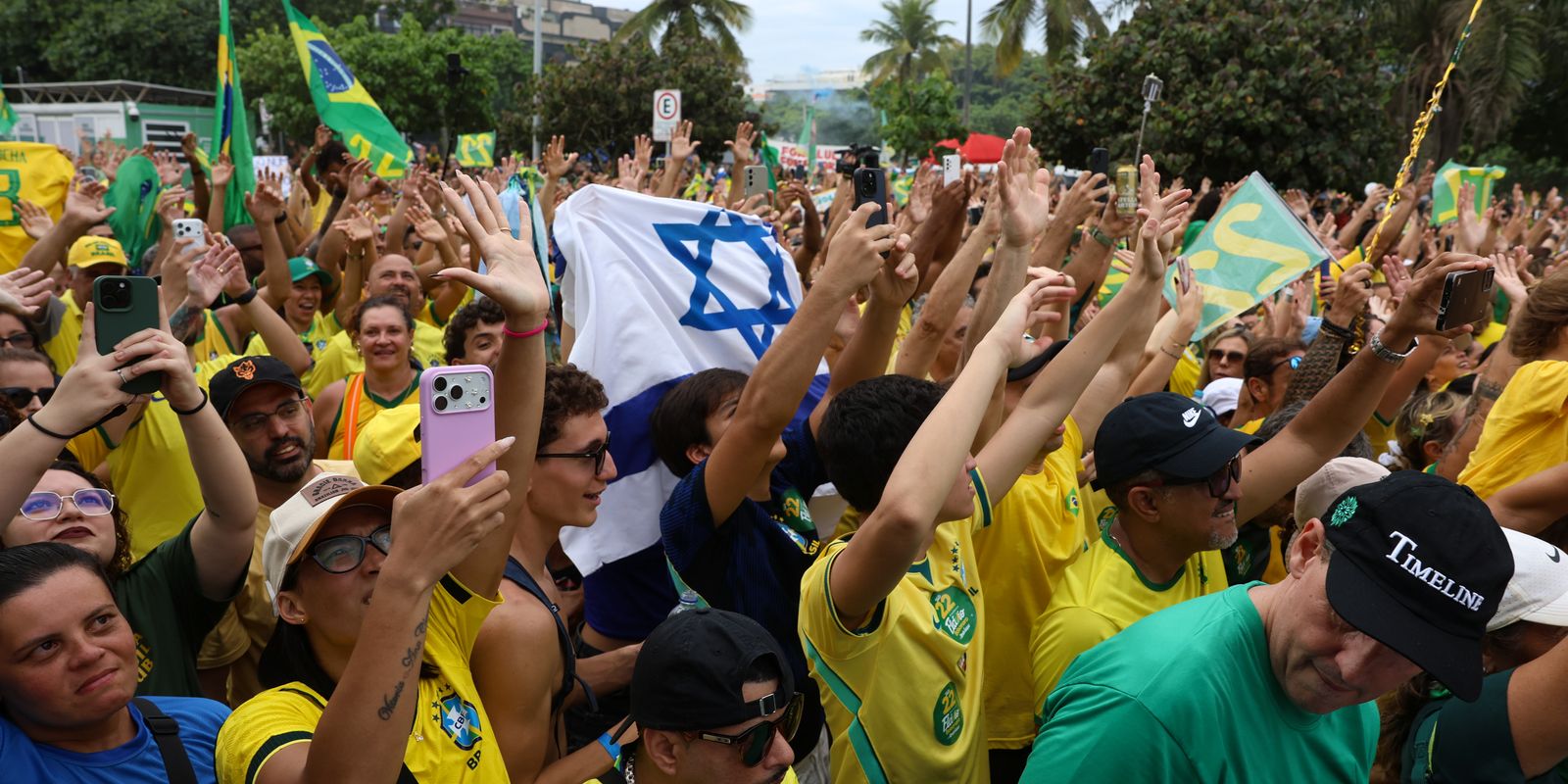 Ministério pede apuração sobre crime de racismo em ato de Flávio Bolsonaro