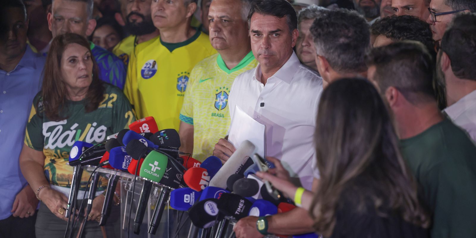 Moraes determina apreensão do passaporte de Flávio Bolsonaro e proíbe viagem