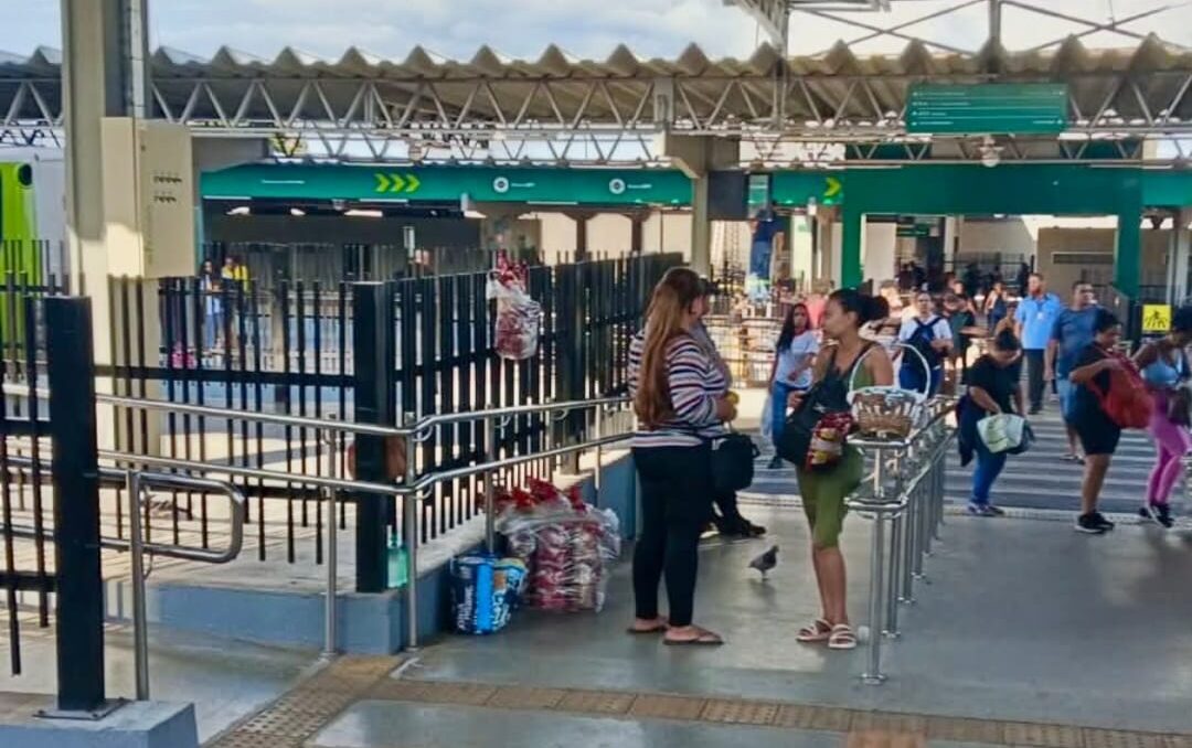 PM e Prefeitura de Goiânia realizam ação educativa para orientar ambulantes nos terminais de ônibus