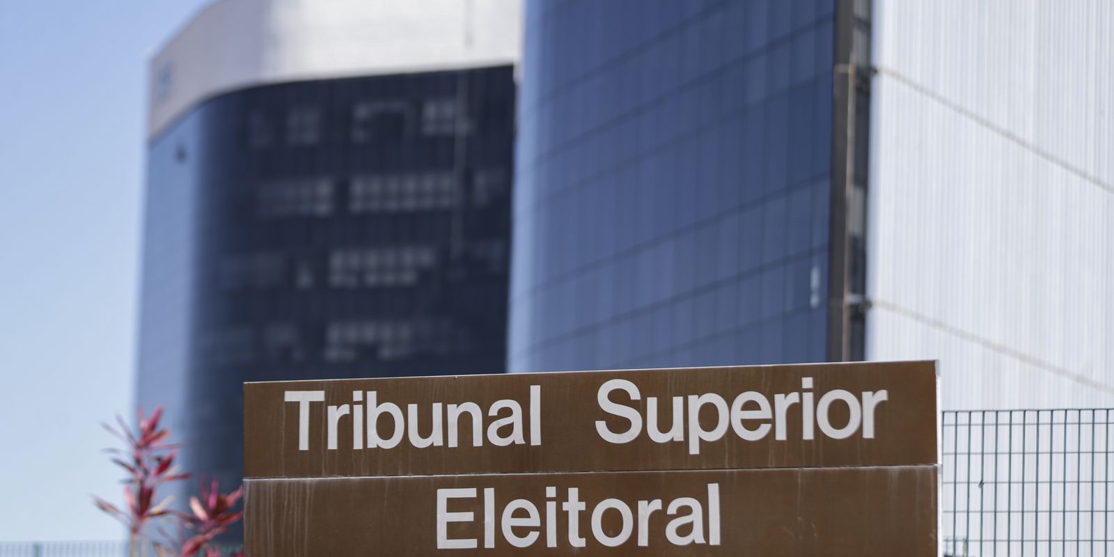 TSE barra anúncios de Lula sobre escala 6x1 e Flávio Bolsonaro