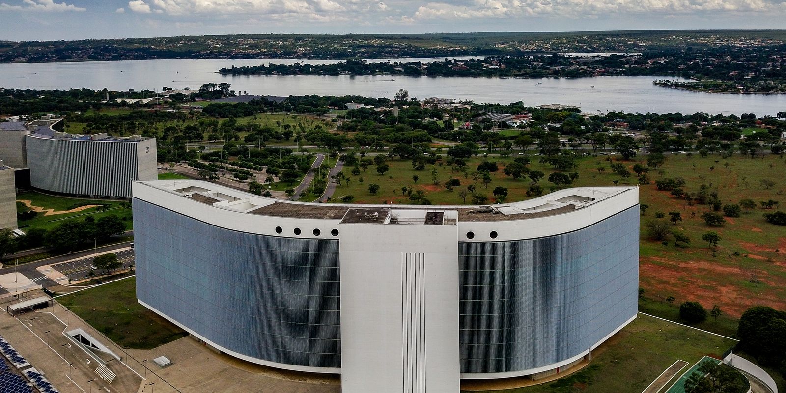 TSE exige igualdade em inteligência artificial após falha com imagens de Lula