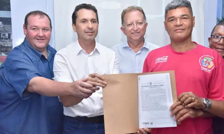 ”A escritura é dignidade, respeito ao cidadão e o reconhecimento legal do imóvel”, diz prefeito Vilela durante entrega a moradores de Aparecida