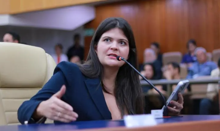 Aava Santiago protocola cautelar no Tribunal de Contas contra contratação emergencial da Secretaria Municipal de Saúde de Goiânia