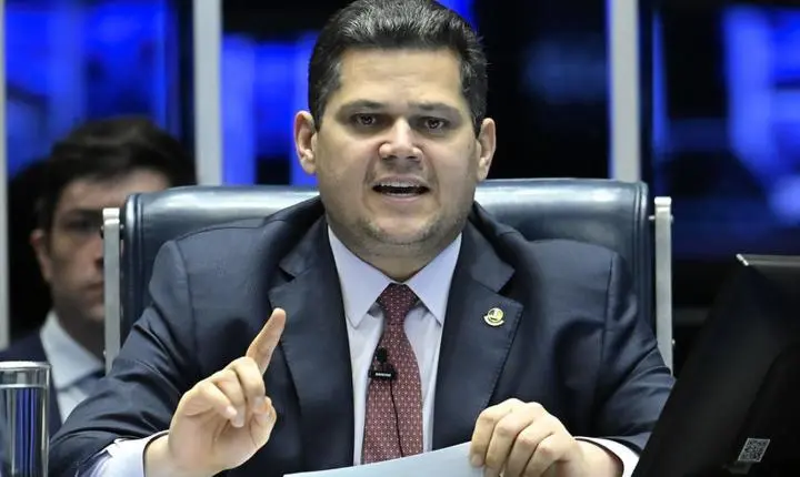 Alcolumbre define calendário de votação do fim da escala 6x1 no Senado