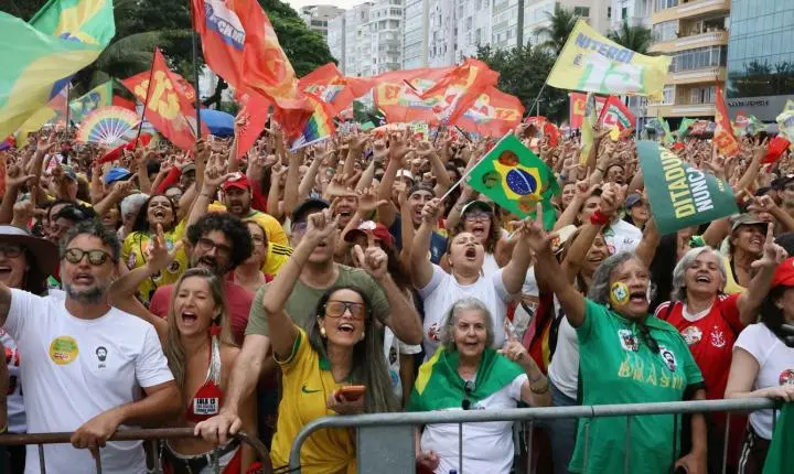 Artistas e militantes se reúnem em ato pela defesa da democracia no Rio
