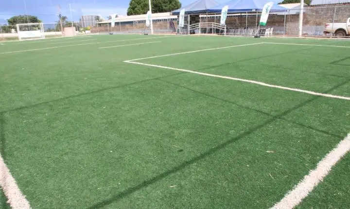 Campos sintéticos de futebol society são entregues em mais quatro municípios