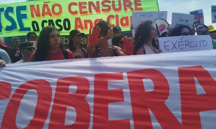 Protesto no TSE critica decisão de André Mendonça sobre caso Ana Clara
