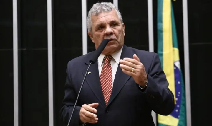 Comissão aprova projeto que proíbe armas para quem tem medida protetiva