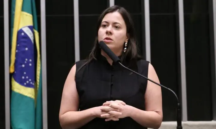 Comissão aprova projeto que pune gestor que não pagar piso salarial de professores