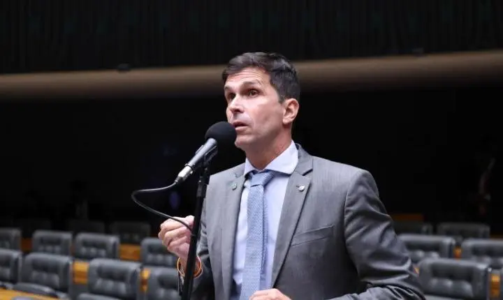 Comissão aprova regras nacionais de segurança para escolas de natação infantil