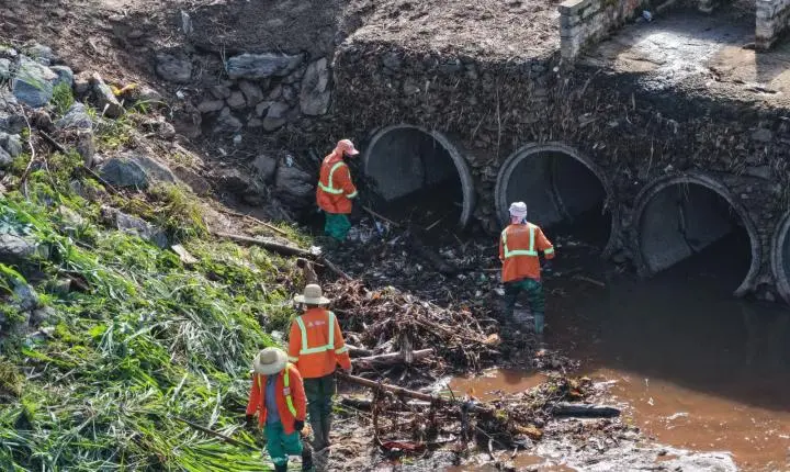 Comurg retira três toneladas de lixo e lama da Córrego Botafogo após chuvas