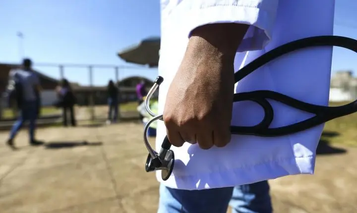 Congresso aprova exame de medicina obrigatório para registro profissional